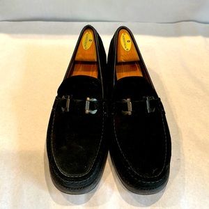 Ferragamo Mens black, suede loafer, size 10D, Gancini bit.